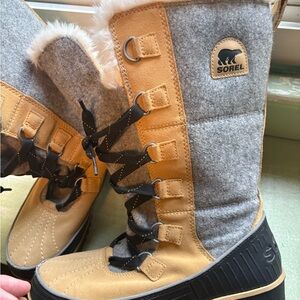 Sorel Camel and Heather Gray Snow Boots women’s size 8.5